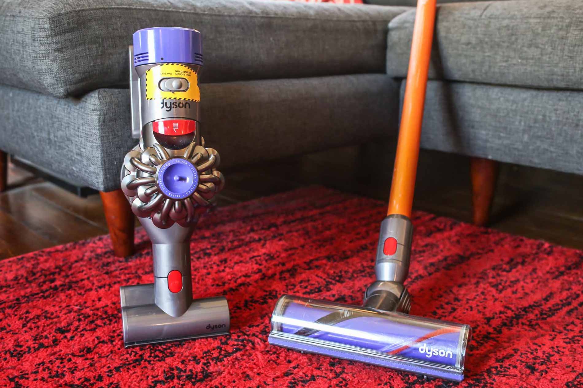 Dyson V8, Aufnahme von 2018. Farbe, Bodendüse und Zubehör weichen vom heutigen Silber/Gelb-Set ab.