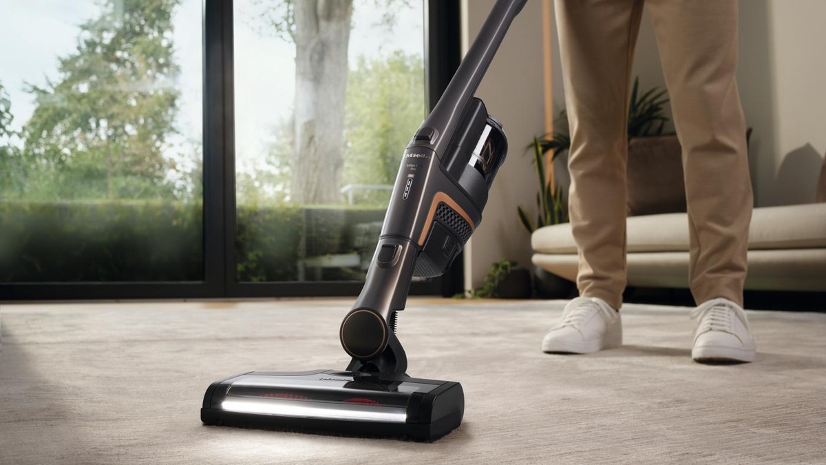 Triflex-HX2-Baureihe mit beleuchteter Bodendüse. Die Aufnahme zeigt den unteren Aufbau der Motoreinheit.