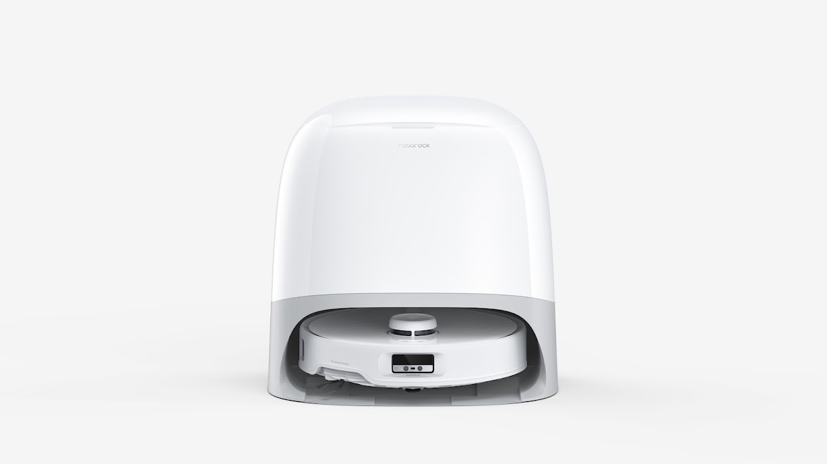 Roborock Qrevo Curv mit Wassertank-Station. Herstelleraufnahme der ursprünglichen Curv-Baureihe, nicht CurvX oder Curv 2.